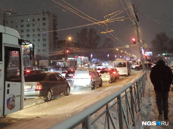 По данным 2ГИС, ситуация на дорогах Новосибирска оценивается в 10 баллов. Пробки наблюдаются в разных районах города | Источник: читатель НГС 