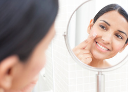 6 вещей, которые дерматологи советуют сделать до 40 лет