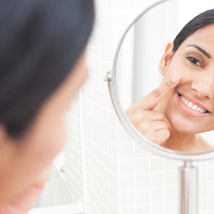 6 вещей, которые дерматологи советуют сделать до 40 лет