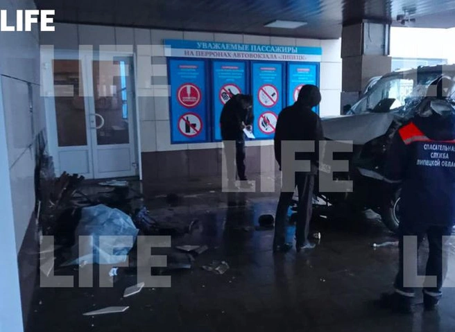 В Липецке «Газель» въехала в толпу людей у входа на автовокзал, погибла женщина | ya62.ru