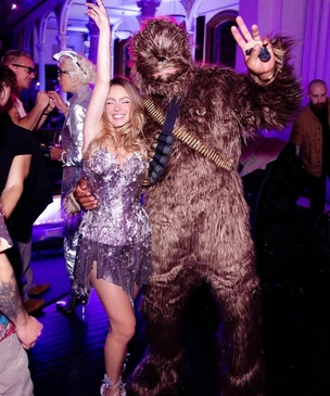 Сидни Суини повторила образ Бритни Спирс: смотрим, кому платье идет больше