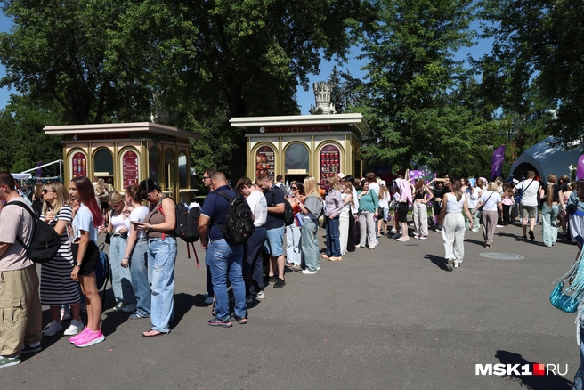 Горожане выстроились в очереди за подарками от косметического бренда | Источник: Валентин Горшенин / MSK1.RU