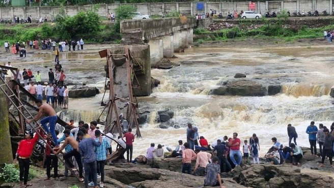 Вода на месте ЧП сильно поднялась из-за дождей | Источник: NDTV