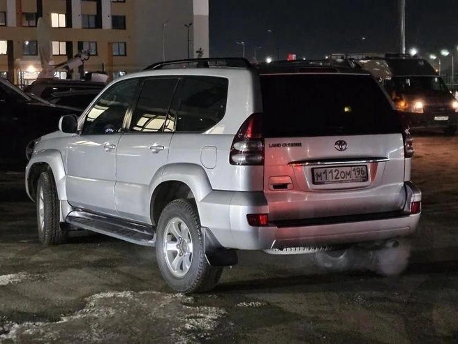 Land Cruiser, вероятно, был единственным автомобилем не черного цвета. | Источник: Даниил Румянцев / E1.RU