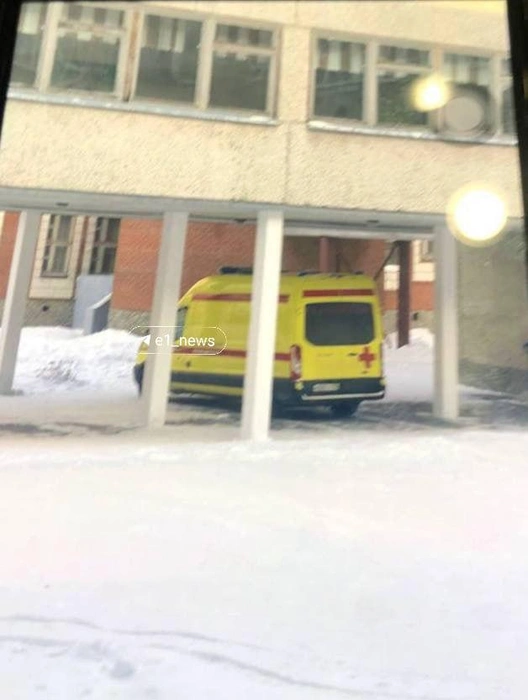 В школу приехала реанимация, но спасти ребенка не удалось  | Источник: Читатель E1.RU 