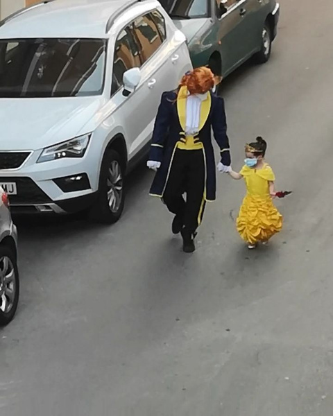 Милота дня: папа с дочкой выносят мусор в костюмах из диснеевских сказок