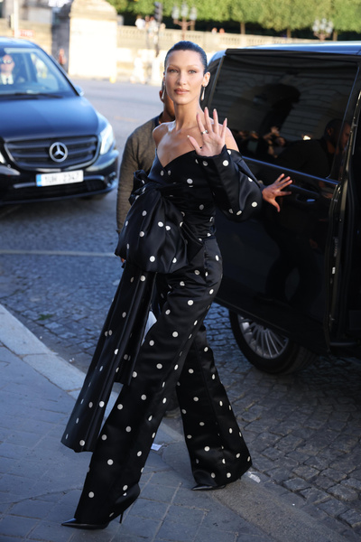 Белла Хадид в роскошном атласном комбинезоне на Неделе моды в Париже 😍