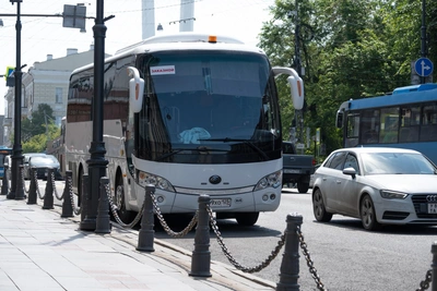 Tourist bus collides with heavy truck in Primorye. Casualties reported.