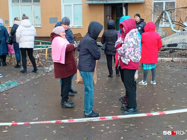 Дом № 10 огорожен сигнальной лентой, людей — около 50 | Источник: Владислав Митрошин / 56.RU