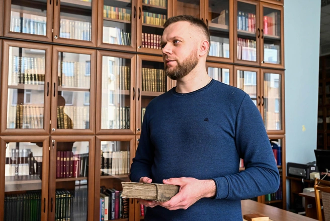 Коваленко работает в ГПНТБ и изучает редкие книги | Источник: Ева Михалевская / NGS.RU