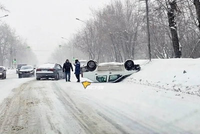 Автомобиль опрокинулся на крышу на Никитина, собралась пробка
