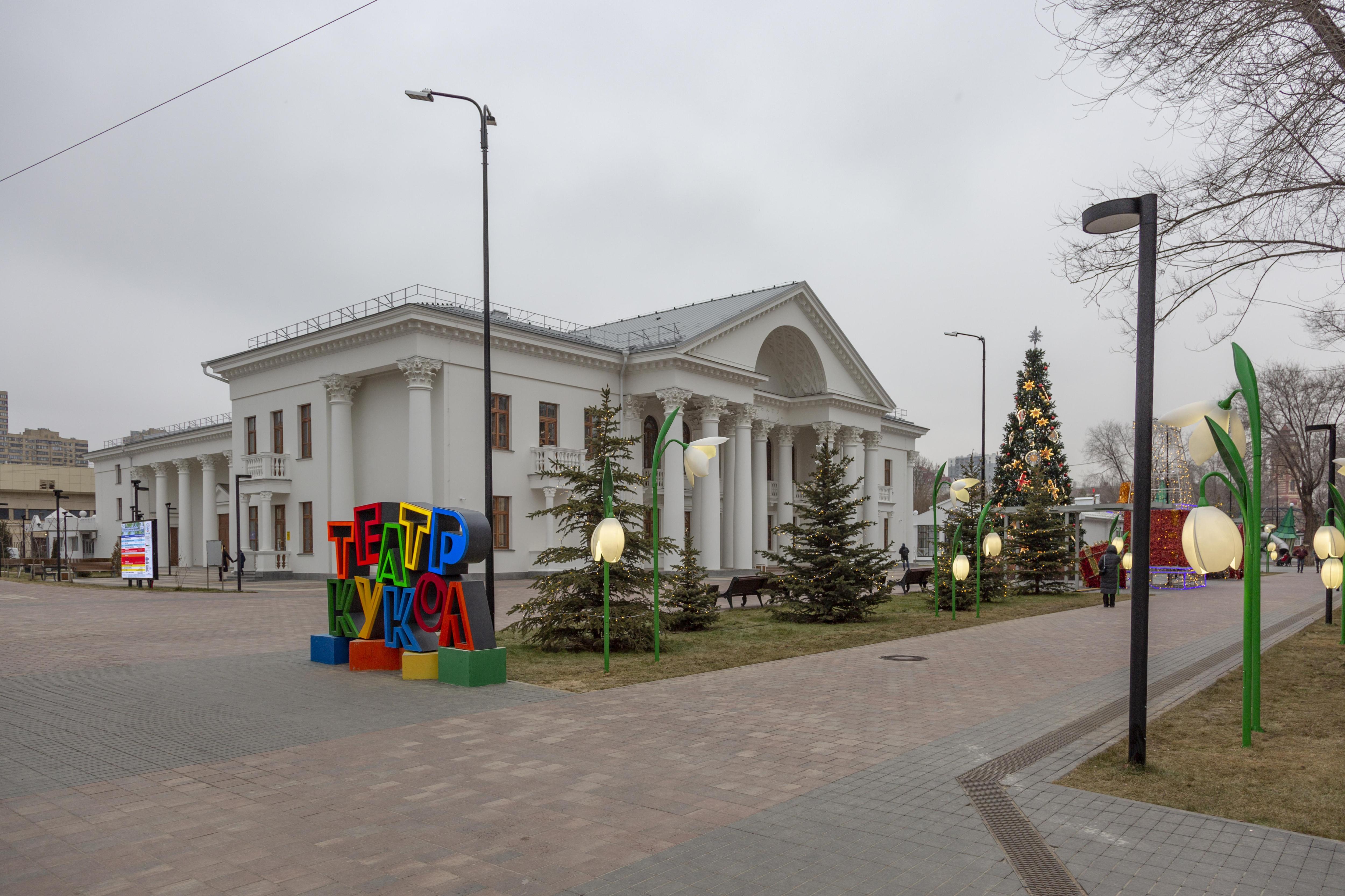 Детвора в восторге, да и взрослые тоже: в центре Волгограда открыли сказочный городок у театра кукол — смотрим