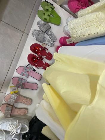Летние варианты для пляжа и города составлены в готовые комплекты с одеждой | Источник: Алёна Золотухина / NGS.RU 