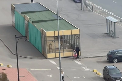 Павильон на Плесецкой улице мешает движению