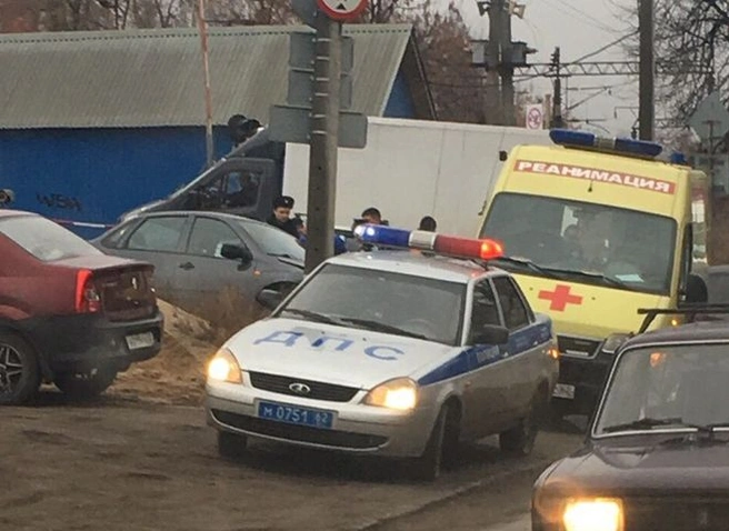 На улице Военных Автомобилистов Lada въехала в столб | ya62.ru