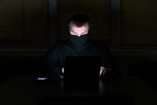 Под цифровыми следами понимают любую информацию, оставленную человеком в интернете или при использовании электронных устройств | Источник: Алексей Волхонский / V1.RU