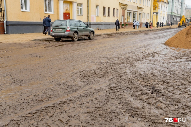 Здесь мостовой уже не видно под слоем жижи | Источник: Кирилл Поверинов / 76.RU