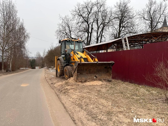 Возле забора работает трактор  | Источник: Екатерина Цой / MSK1.RU