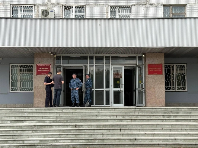 В здание пока никого не пускают | Источник: Артемий Воловик