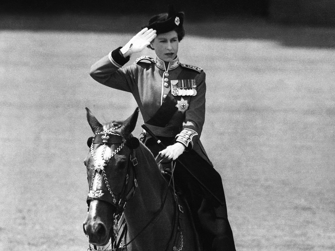 Елизавета II во время парада в честь своего дня рождения, 5 июня 1952 | marieclaire.ru
