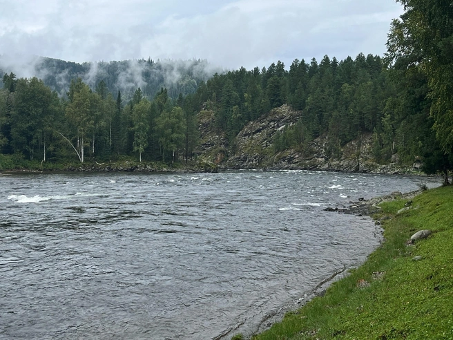 Вода в озере чистая, но холодная | Источник: герой публикации 