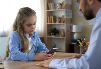 «10-летняя дочь девушки не хочет, чтобы мы жили втроем. Как ее переубедить?»