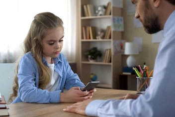 «10-летняя дочь девушки не хочет, чтобы мы жили втроем. Как ее переубедить?»