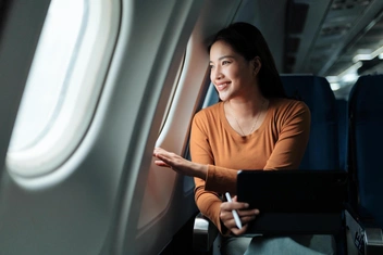 «Можно ли будить соседа по креслу в самолете, чтобы выйти?»: ответы эксперта по этикету на самые животрепещущие вопросы