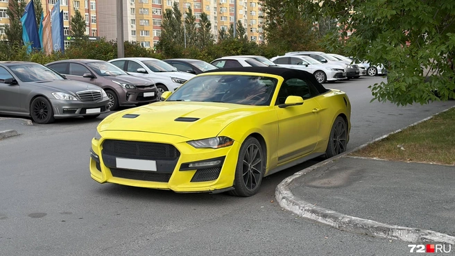 Желтый Mustang Convertible сложно не заметить даже на забитой парковке | Источник: 72.RU