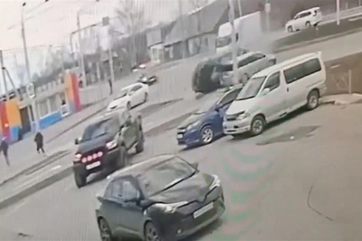 Появились кадры ДТП на кольце Украинской в Южно-Сахалинске