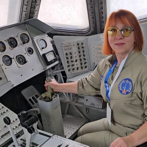 Елена за штурвалом «Бурана» | Источник: архив Елены Деминой и Виктора Плоского