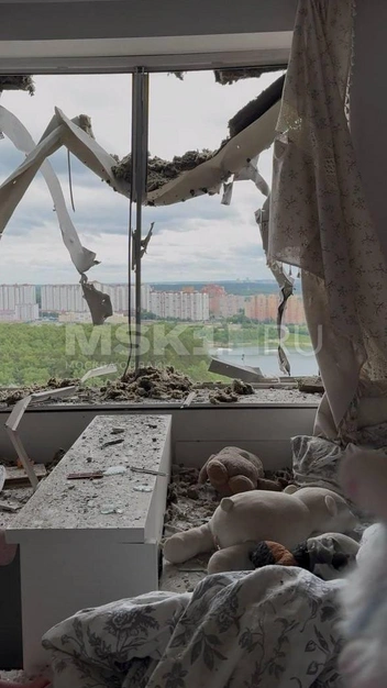 Горы строительной пыли и обломки дома | Источник: предоставлено Викторией