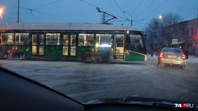 Движение пока возможно только по одной полосе, отсюда и затор  | Источник: читатель 74.RU