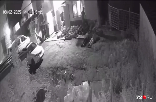 Мужчина то и дело избивал лежащих на земле людей | Источник: читатель 72.RU