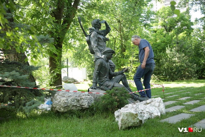 Скульптуры двух туристов появятся рядом с уже существующим памятником | Источник: Константин Завриков / V1.RU