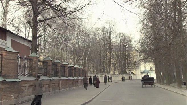 А это фрагмент ограды на Которосльной набережной | Источник: сериал «Котовский» (18+), режиссер Станислав Назиров, 2009 год / «Синемафор», Star Media