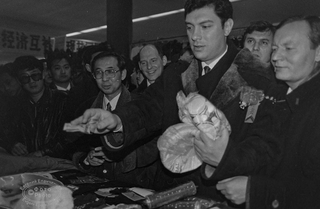 На китайской стороне Борис Немцов купил два футбольных мяча | Источник: Евгений Епанчинцев