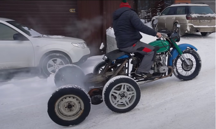 Мужики переделали мотоцикл «Урал» в вездеход и испытали его сибирской снежной дорогой (видео)