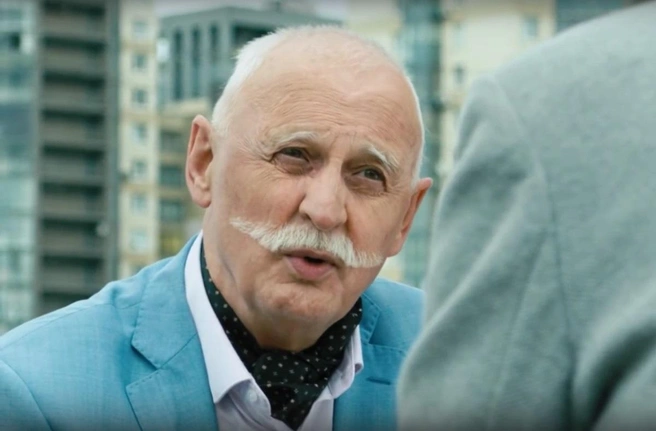 Помимо актерской деятельности, он преподавал и был театральным режиссером | Источник: «Условный мент-2», (2020–2021), «Триикс Медиа», режиссеры Андрей Коршунов, Павел Смирнов (II), Андрей Щербинин, Дмитрий Аверин (II)