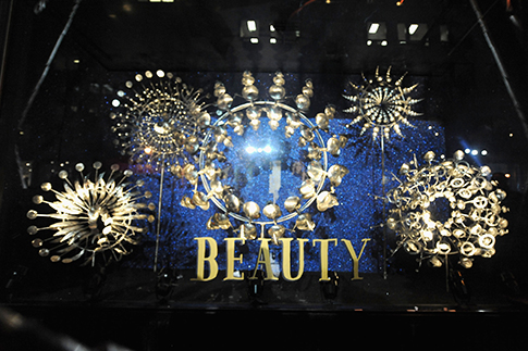 Витрины Barneys от База Лурмана | Источник: Getty Images