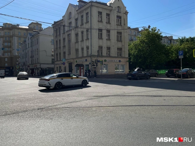 На перекрестке улицы Гиляровского и Трифоновской видны старые трамвайные рельсы | Источник: Екатерина Фадеева / MSK1.RU