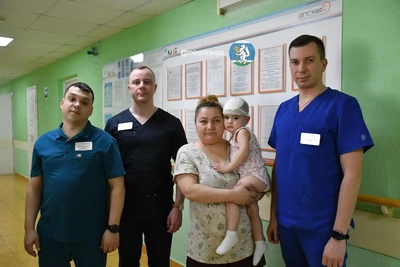 Двухлетняя девочка на Урале провалилась в лестничный пролет