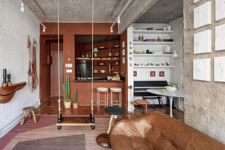 Качели Avoa, Studio Pedro Leal. Консоль, Marcoshusky. Табурет Baiana, Studio Pedro Leal. Кожаный диван Mp-97, Percival Lafer. | Источник: Андре Назарет