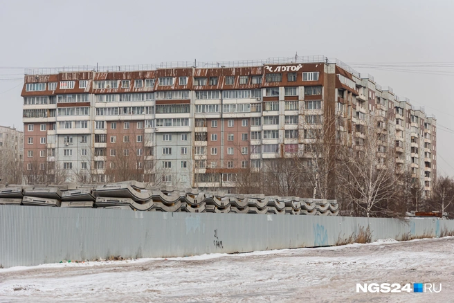 Кольца лежат на огромной площади | Источник: Мария Ленц / NGS24.RU