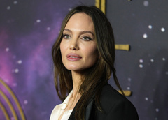 «Хоть бы белье надела»: Анджелина Джоли навестила дочь в колледже — ее раскритиковали за наряд
