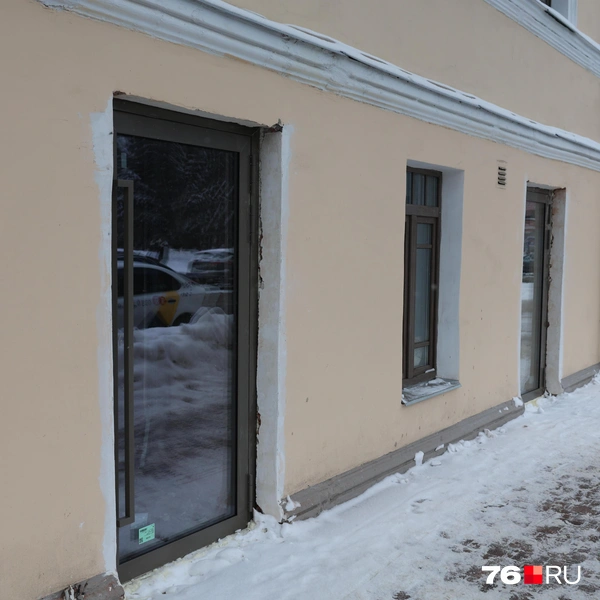 Также в здании заменили окна, вставили двери