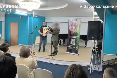 Гитара с автографом Газманова вручена бойцу «Багул»