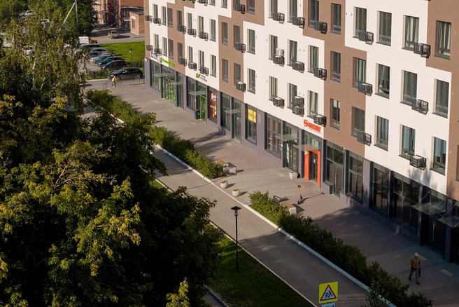 На первых этажах открыт стрит-ретейл с магазинами, уютными кофейнями и современными салонами красоты | Источник: ООО УК «ЛИГР»