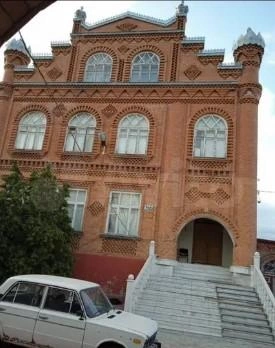 Продавец указал в объявлении, что в доме два этажа. Видимо, мансарда тут оформлена, как чердак | Источник: avito.ru