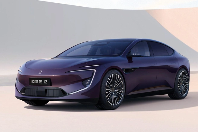 В дополнение к кроссоверу Avatr 11 на рынок выходит крупный седан Avatr 12 — прямой конкурент Zeekr 001. Моноприводные версии имеют мощность 313 л. с., полноприводные — 578 л. с., емкость батареи — 95 кВт·ч, диапазон цен — 6,5–7,65 миллиона рублей. Компания Avatr — совместный проект Changan, CATL и Huawei | Источник: avatr-motors.ru